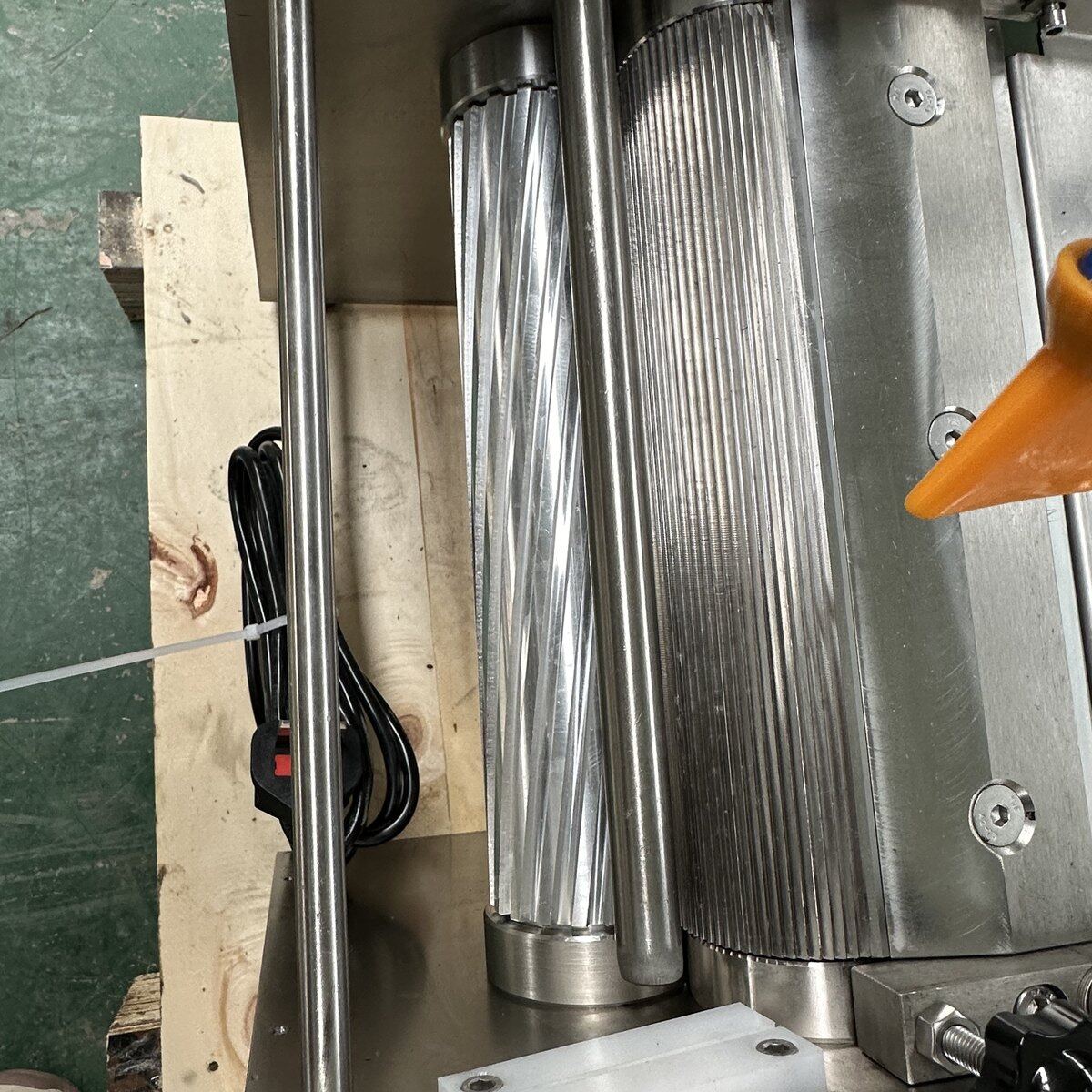 Close-up of the squid peeling roller