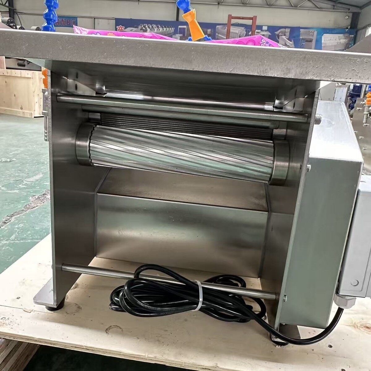Squid peeling roller and working area